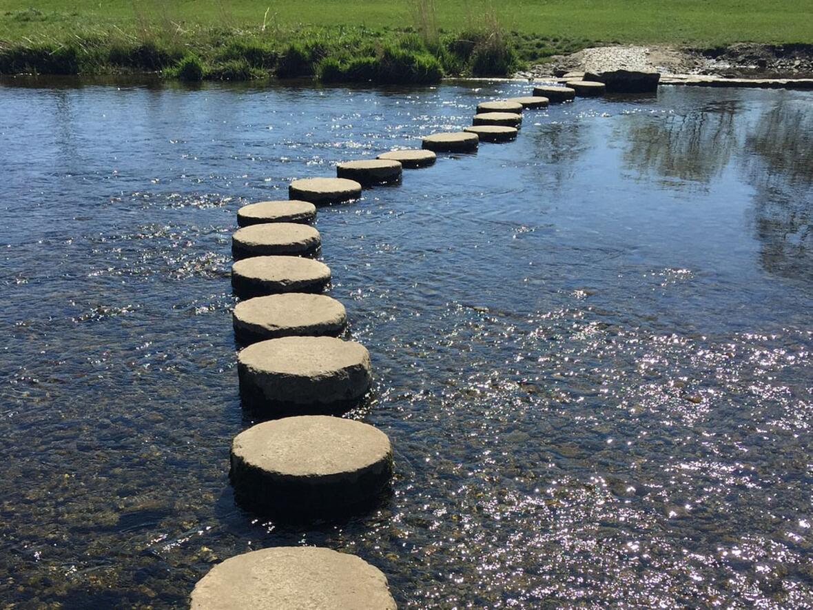 In schwierigen Situationen Trittsteine fürs Leben zu geben: So lautet die Aufgabenbeschreibung der EFL-Beraterinnen und Berater. Der Tätigkeitsbericht 2023 gibt Einblicke in den Dienst der Fachstelle. (Foto: pixabay)