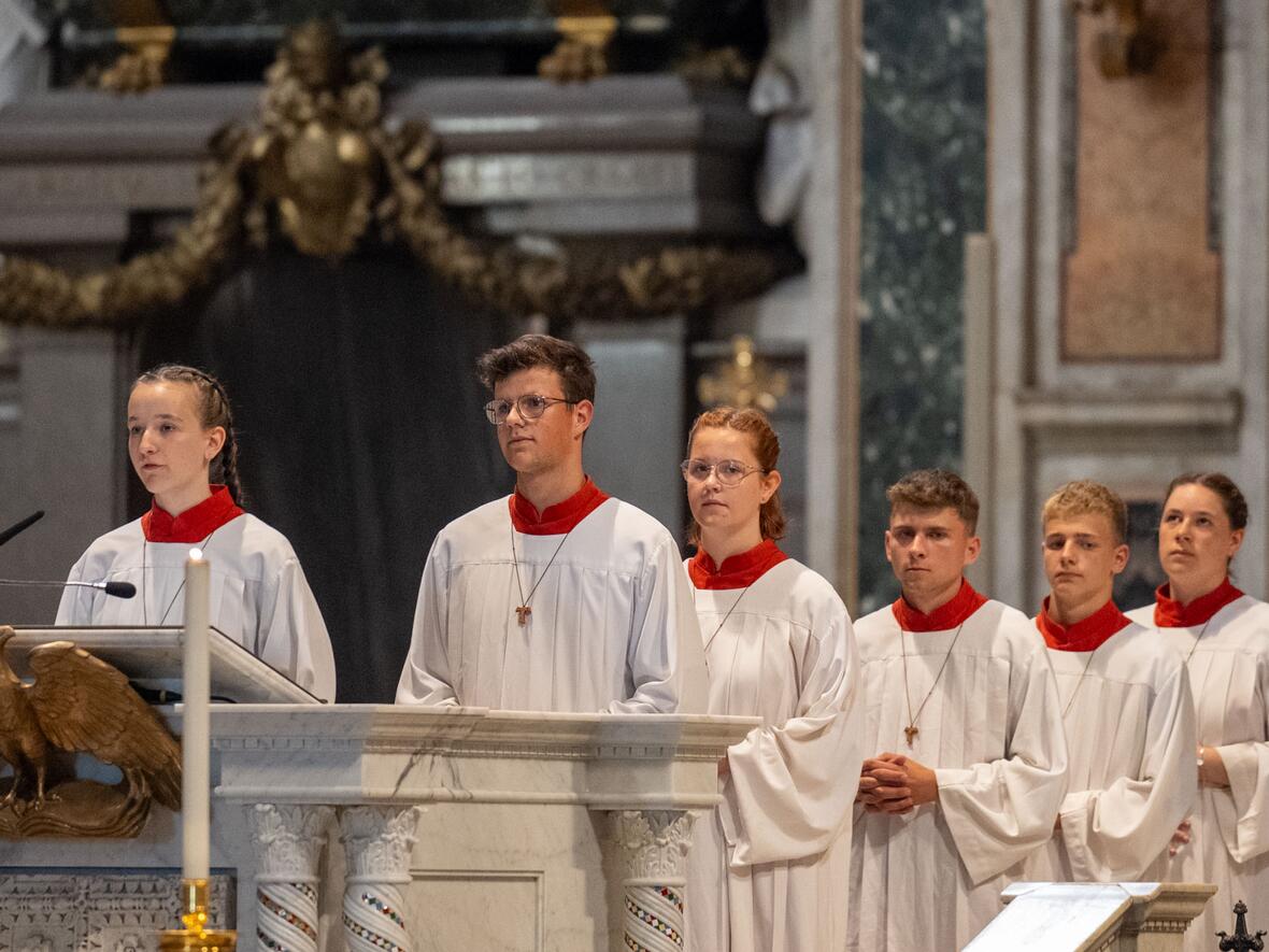 Ministrantinnen und Ministranten aus Tussenhausen erzählten von ihren ganz persönlichen Erlebnissen in Rom.