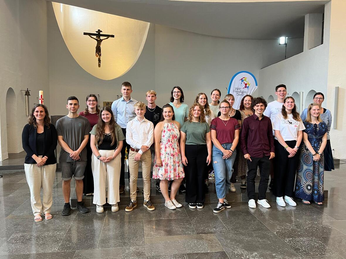 In der Hauskirche des Exerzitienhauses Leitershofen fand die diesjährige Aussendungsfeier für zehn Freiwillige statt. (Foto: Weltfreiwilligendienst)