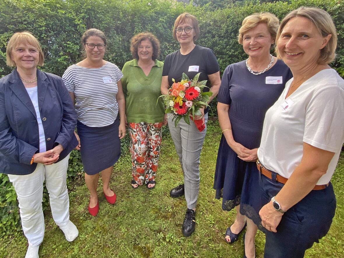 v.l.: Mechtild Teuber, Stephanie Schuhknecht, Barbara Glanzer, Susanne Greger, Dr. Cornelia Hofmiller-Zimmermann und die geistliche Beraterin Heidi Hentschke. (Foto: SkF)