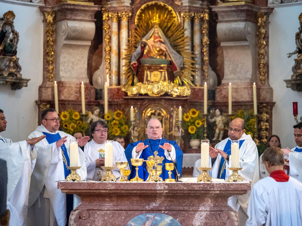 Geistliche aus der Pfarreiengemeinschaft Vilgertshofen/Stoffen sowie der angrenzenden Pfarreiengemeinschaft Lechrain feierten den Festgottesdienst mit.