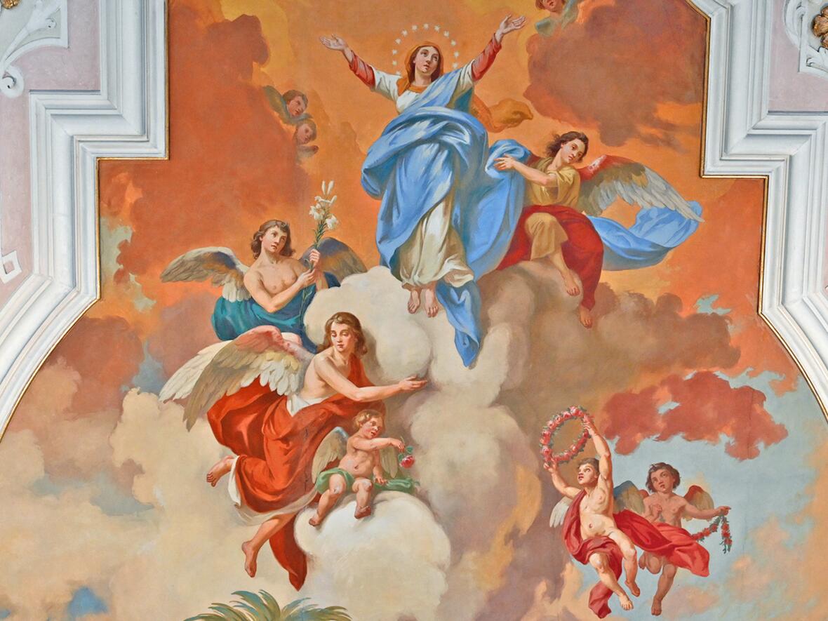 Die frisch renovierte Kirche als Abbild des strahlenden Himmels. (Fotos: Leander Stork / pba)
