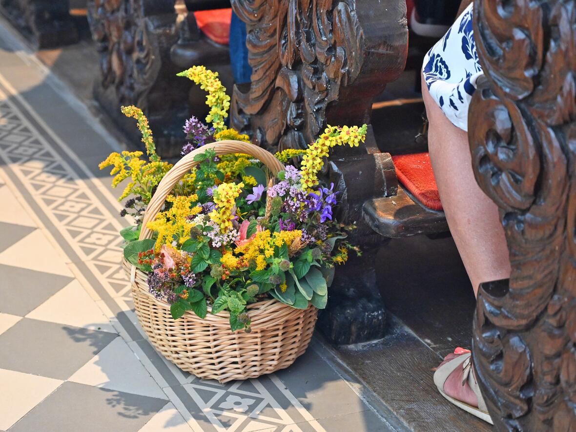Kräuter und Blumen werden im Gottesdienst traditionell gesegnet.