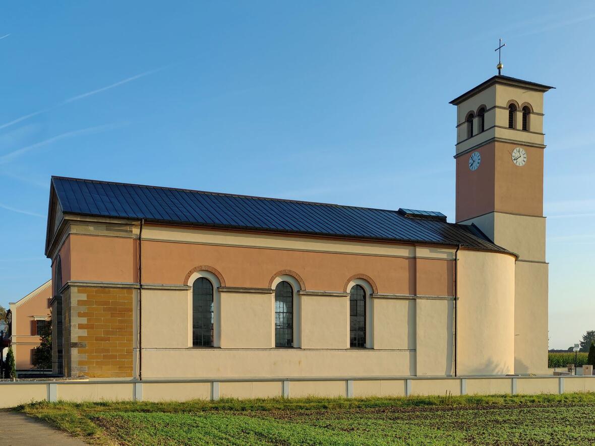 Die Pfarrkirche St. Johann Baptist in Kleinerdlingen bei Nördlingen (Foto: Wikimedia Commons)