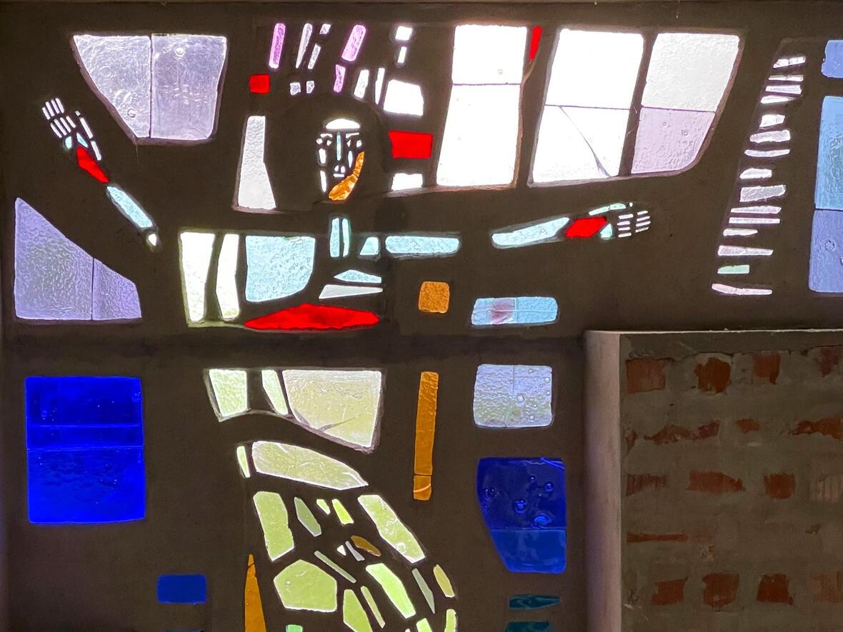 Das Glasfenster "Auferstehung" von Georg Bernhard (Foto: Michael Kießling)