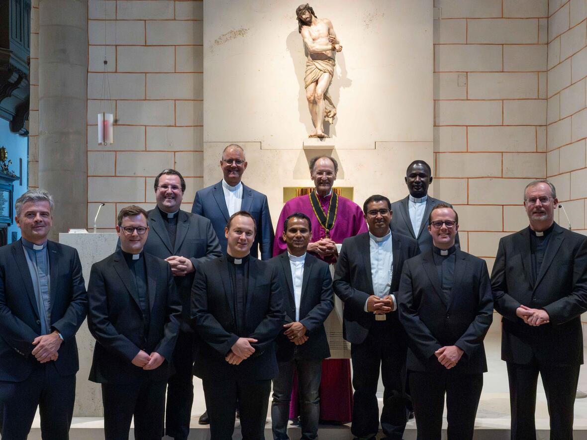 Nach der Vesper anlässlich der Kanonischen Institution gruppierten sich die Priester gemeinsam mit Generalvikar Dr. Hacker vor dem Sakramentsaltar. (Fotos: Julian Schmidt / pba)