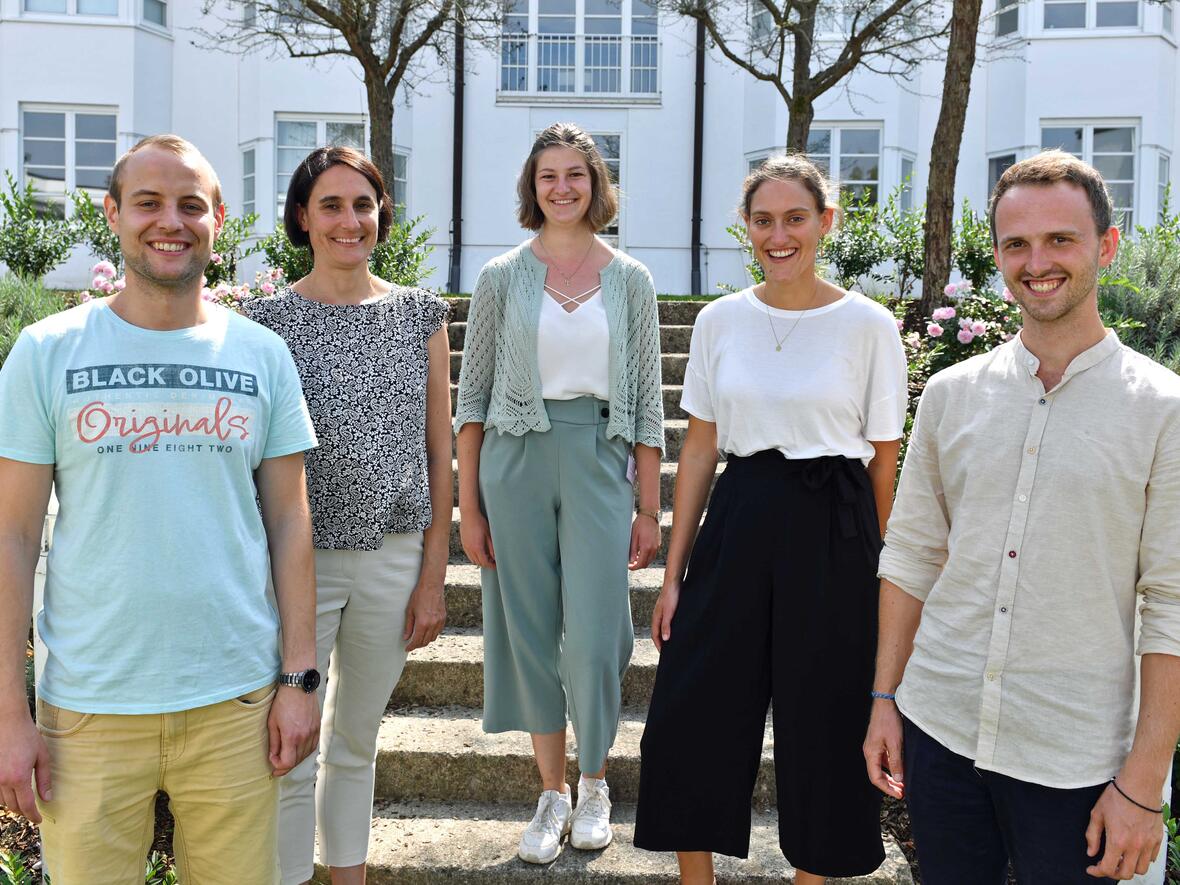 Absolvieren ihre Ausbildungszeit an verschiedenen Orten in der Pfarrei und Kategorialseelsorge: Die Gemeindeassistentinnen (von links) Birgit Reichert, Theresa Maresch und Antonia Baur sowie die Gemeindeassistenten Andreas Hipper (links) und Christian Bröhl.
