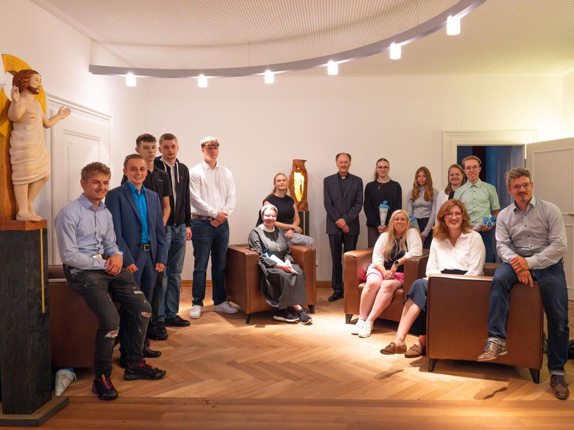 Die neuen Auszubildenden mit Generalvikar Dr. Wolfgang Hacker und dem Ausbildungspersonal des Ordinariats (Foto: Julian Schmidt / pba)