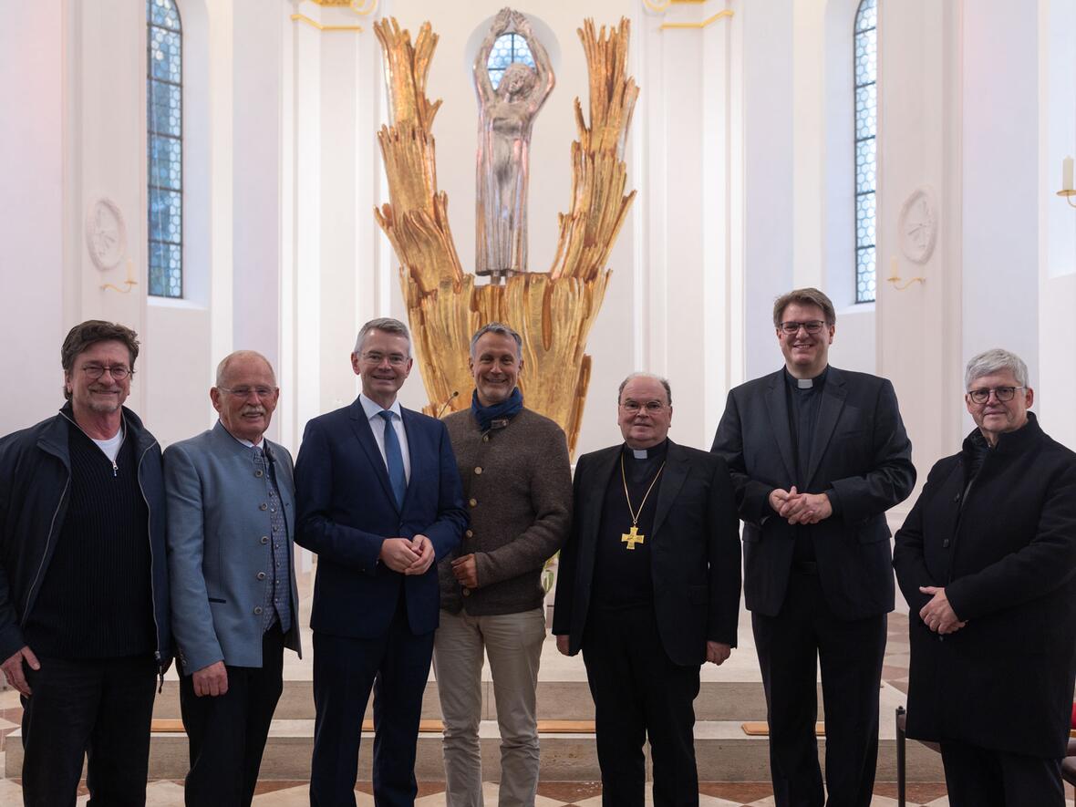 (v.l.) Architekt Christian Huber, stv. Landrat Manfred Losinger, Peter Tomaschko MdL, Bürgermeister Roland Eichmann, Bischof Dr. Bertram Meier, Stadtpfarrer P. Steffen Brühl SAC, Wallfahrtsdirektor P. Hans-Joachim Winkens SAC.