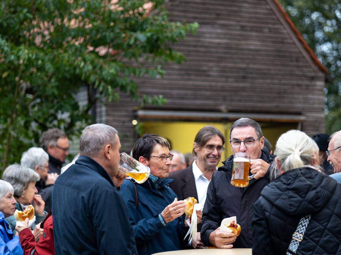 Nach der Feier gab es neben der Kirche noch die Gelegenheit zu Speis und Trank.