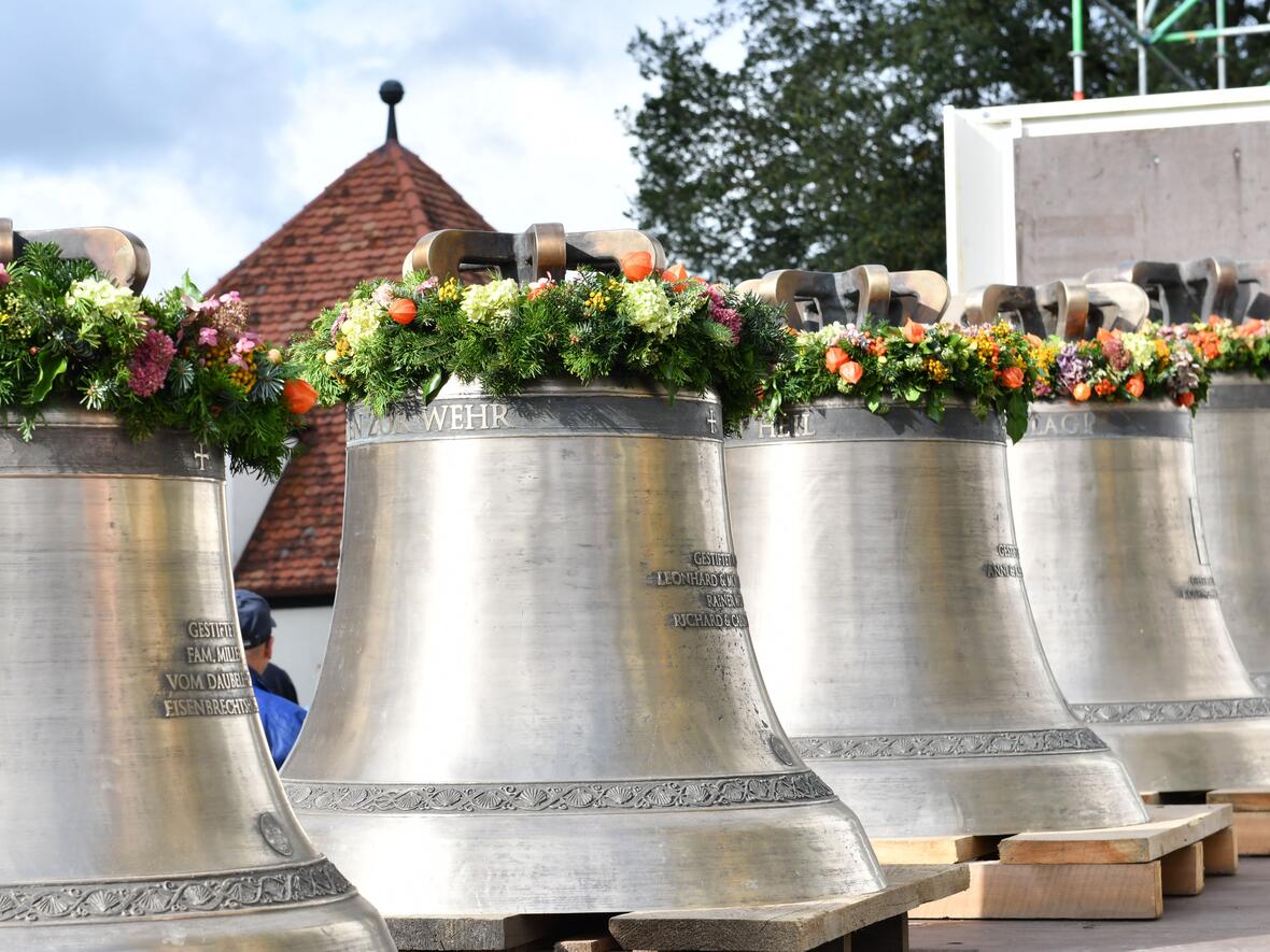 Fünf neue Glocken sind für die Wallfahrtskirche in Biberbach gegossen worden - binnen einer Woche hatten die Bürgerinnen und Bürger die Spendensumme aufgebracht (Fotos: pba/Ulrich Bobinger).