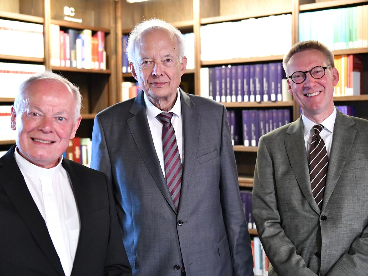 Zu Gast bei den Irseer Gesprächen: Der ehemalige Verfassungsrichter Prof. Dr. Paul Kirchhof, eingerahmt von Weihbischof Dr. Dr. Anton Losinger und Dr. Stefan Raueiser (Kloster Irsee) (Foto: pba/Ulrich Bobinger).