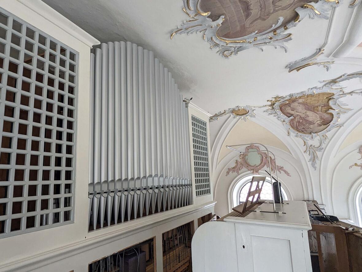 Die spätromantische Orgel in der Pfarrkirche St. Nikolaus in Dürrlauingen erklingt nach mehrmonatiger Sanierung wieder ohne störende Nebengeräusche. (Foto: Orgelbau Sandtner)