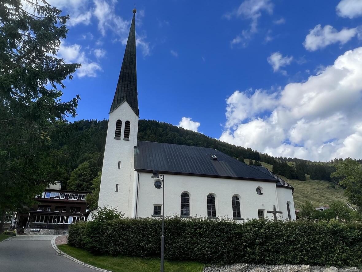 Aus der Pfarrkirche St. Anton in Balderschwang wird am Sonntag der Fernsehgottesdienst im ZDF übertragen (Foto: KHFA)