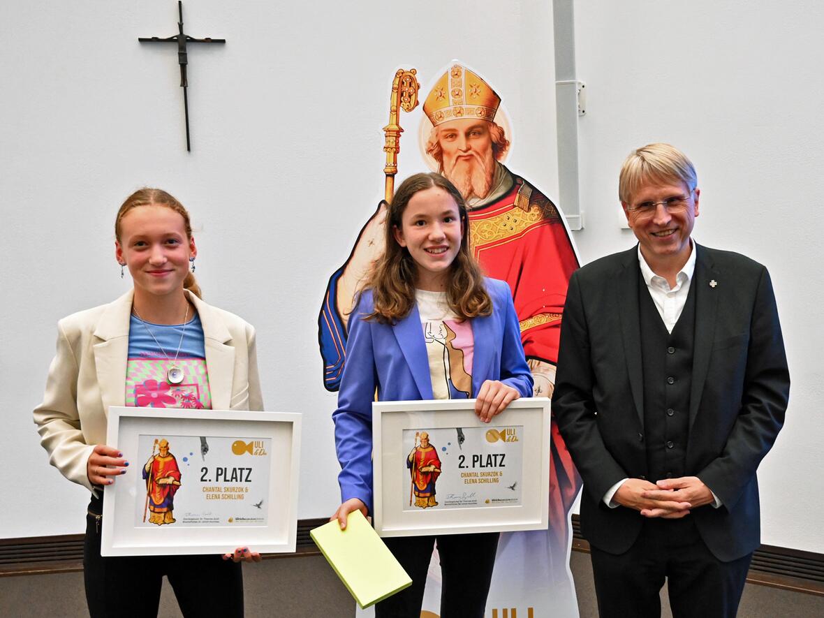 Die beiden Schülerinnen Chantal Skurzok & Elena Schilling aus Reisensburg widmeten sich ebenfalls dem Thema Frieden und setzten dies auf originelle Weise in ihrem Beitrag um.