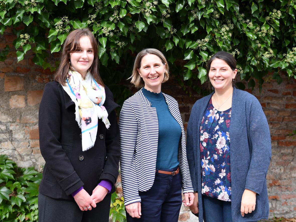 Melanie Weßelmann (links) und Sandra Klotz (rechts) sind die ersten beiden Dualstudierenden, die in Praxis und Theorie für einen kirchlichen Beruf ausgebildet werden. Sie werden von Heidelinde Hentschke (Mitte) als Ausbildungsleiterin begleitet. (Foto: Maria Rösch/pba)