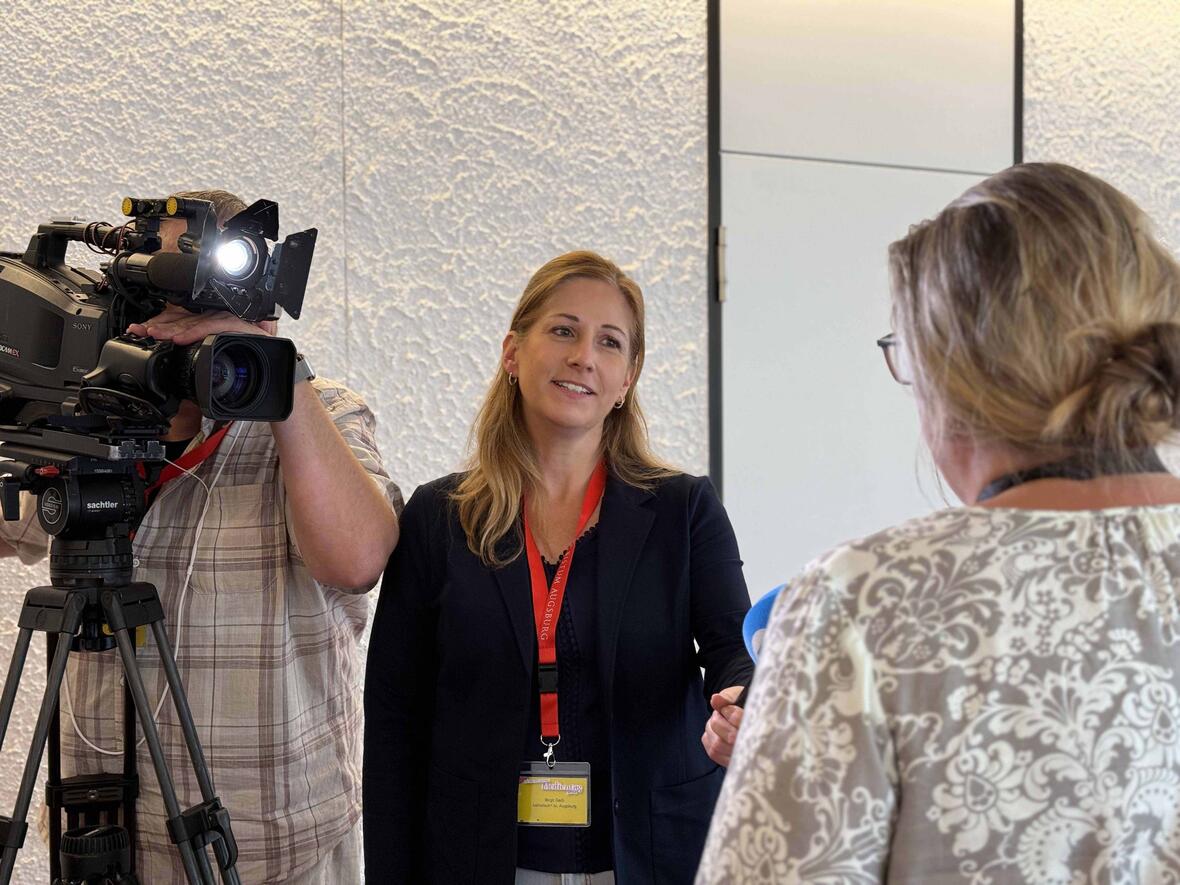Interviewfragen beantworten vor Mikrofon und Kamera - das übten Teilnehmer auf dem IV. Diözesanen Medientag. Fotos: Viktoria Zäch, Leander Stork, Julian Schmidt (pba)