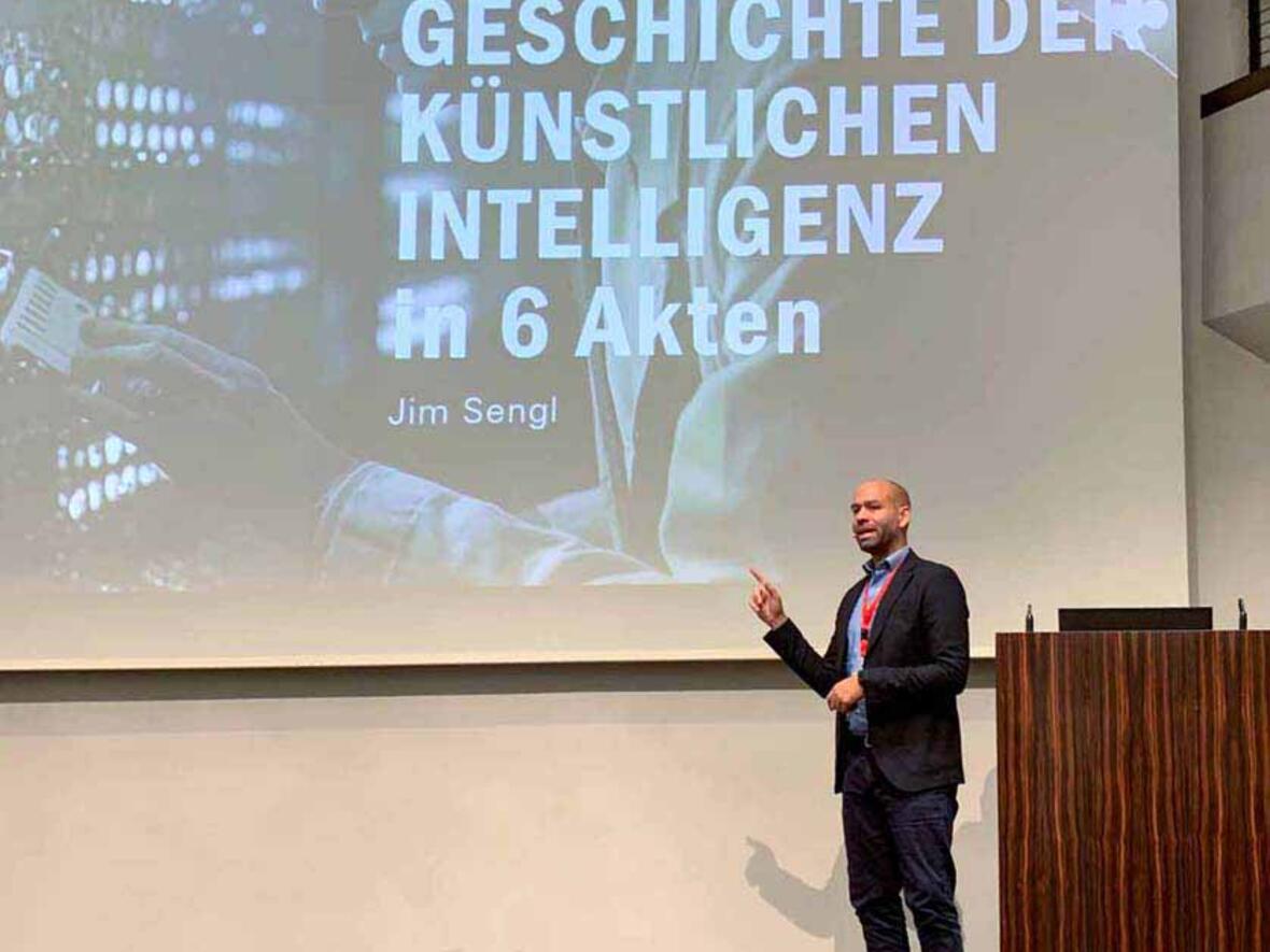 In die Welt der Künstlichen Intelligenz führte Jim Sengl ein. Foto: Viktoria Zäch (pba)