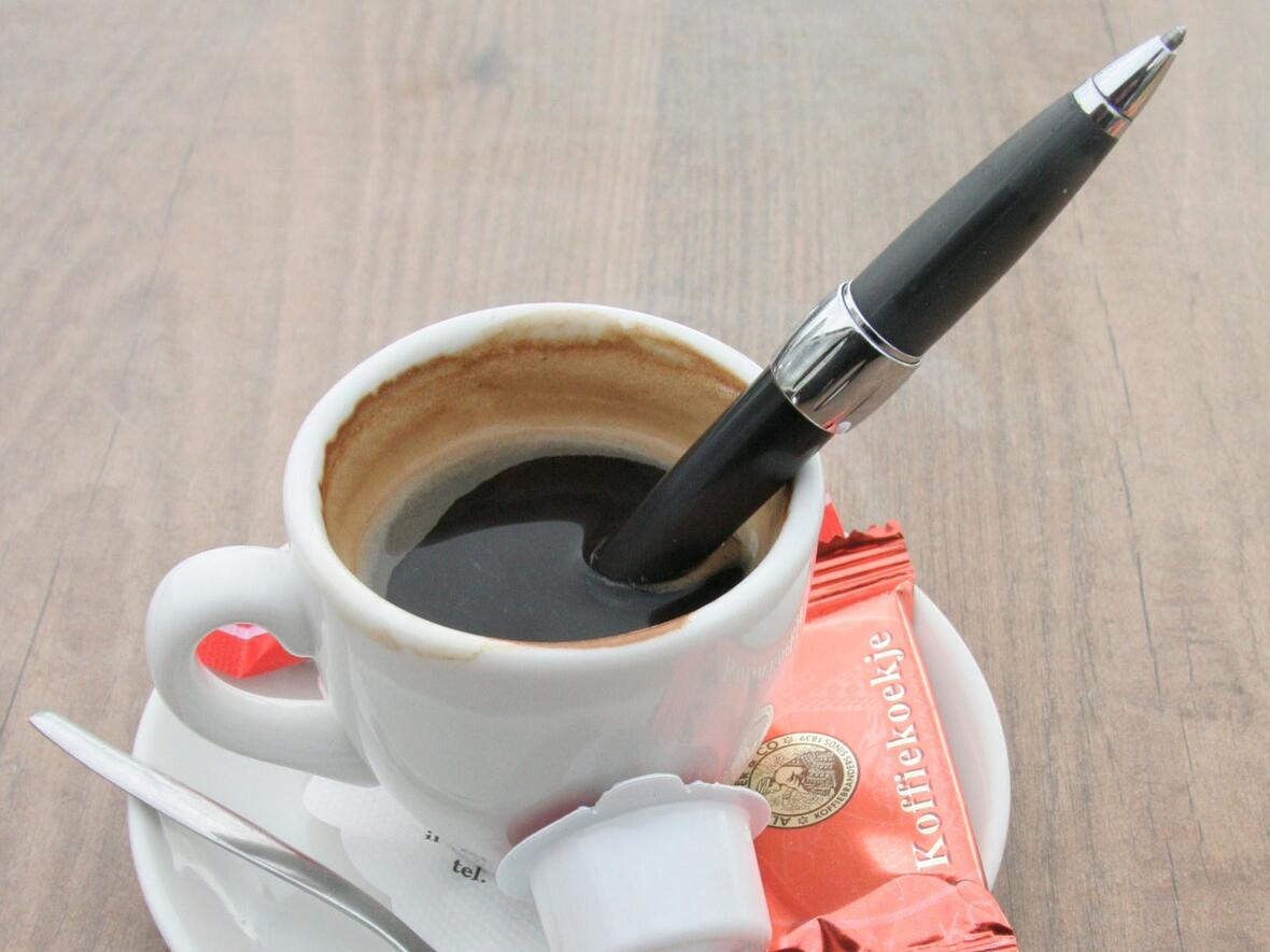 Das Schreibwerkzeug aus der Hand gelegt: Auf dem Weg in den Ruhestand (Motivfoto: Jürgen Damen, in: pfarrbriefservice.de)