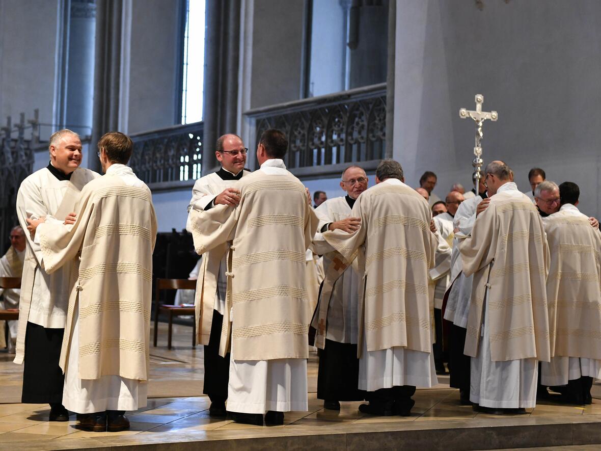 Friedensgruß bei der Diakonenweihe. (Archivfoto: Julian Schmidt / pba)