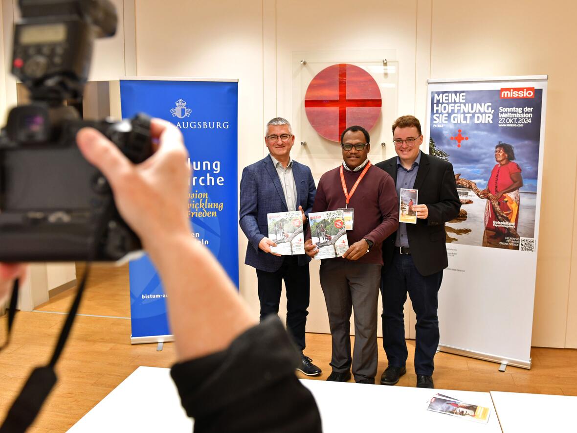 Stellten sich beim Pressegespräch zum Weltmissionssonntag den Fragen und Fotowünschen der Journalisten (von links): Leiter der Abteilung Weltkirche Anton Stegmair und Pater Sylvester Warwakai MSC sowie Dr. Peter Frasch, der die Moderation übernahm. (Fotos: Nicolas Schnall / pba)