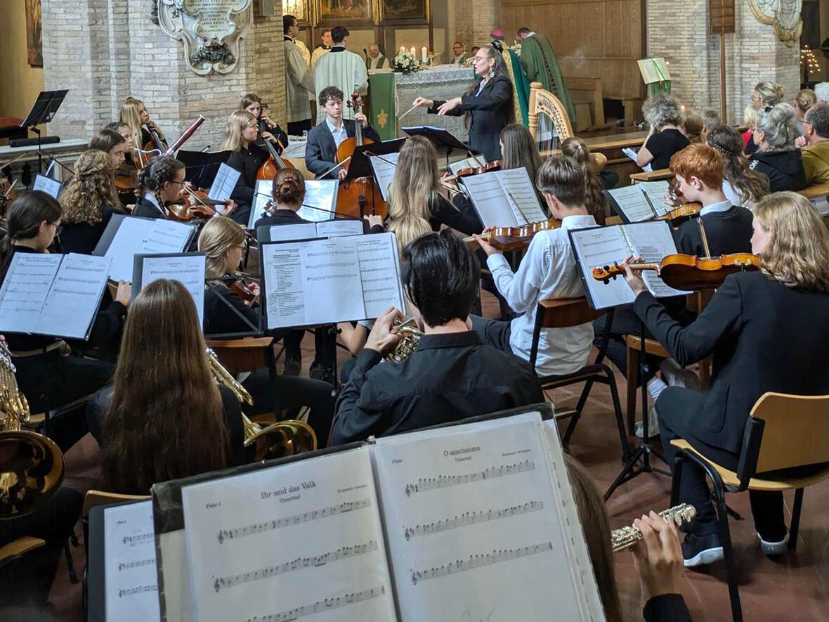 44 Schülerinnen und Schüler aus dem Kammerorchester des Augsburger Gymnasiums Maria Stern unter der Leitung von Dr. Christina Drexel gestalteten den Sonntagsgottesdienst mit Bischof Bertram in der Kollegskirche des Campo Santo. Unter den Gottesdienstbesuchern war mit Christian Hörtrich auch der Schulleiter. (Foto: privat).