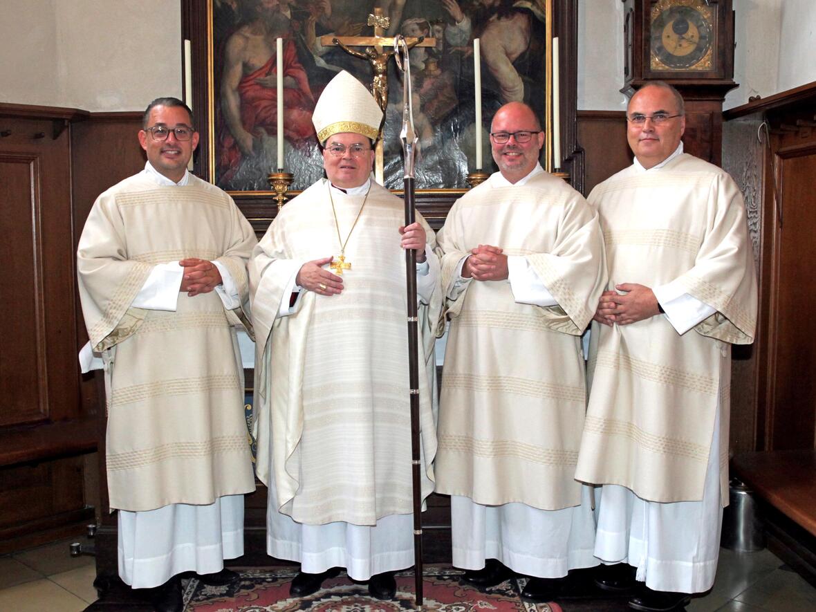 Weihe von drei Männern für den Ständigen Diakonat (von links): Christopher Appelt, Bischof Bertram, Ralf Köhler, Werner Lohner. (Fotos: Annette Zoepf / pba)