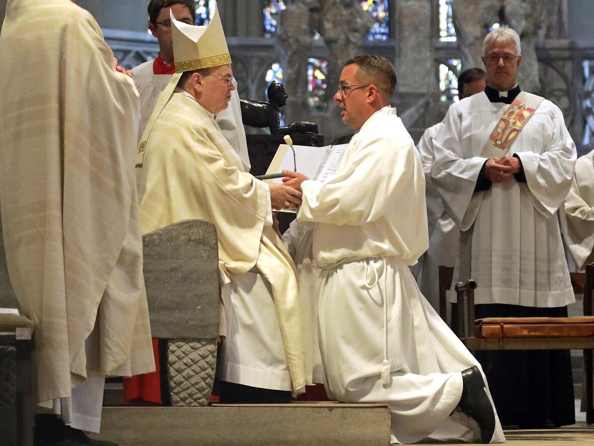 „Auge der Kirche von Augsburg sein“: Bischof Bertram weiht drei Männer zu Diakonen