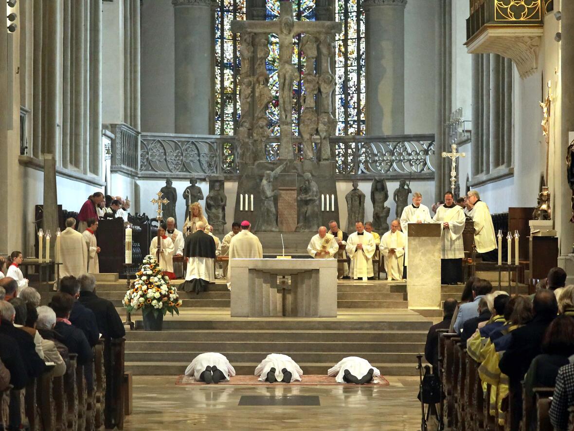 „Auge der Kirche von Augsburg sein“: Bischof Bertram weiht drei Männer zu Diakonen