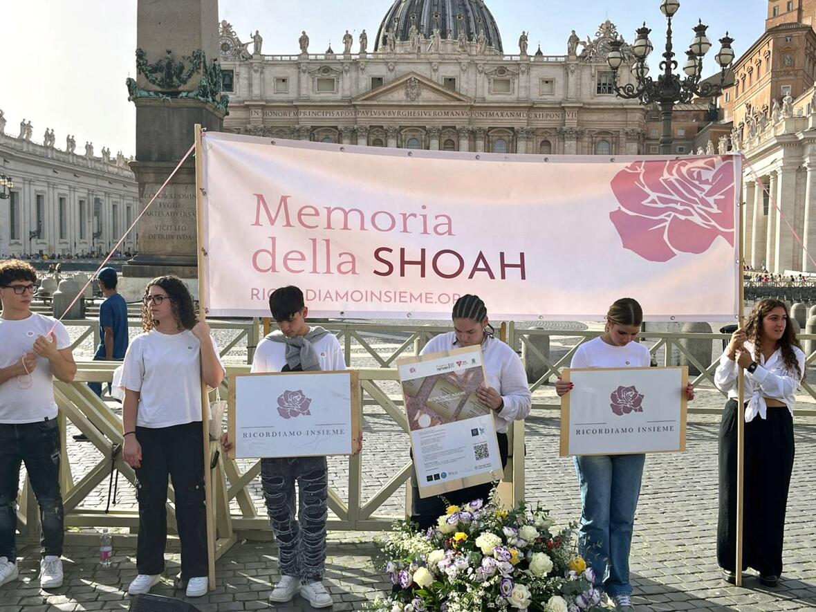 "Memoria della Shoa": Gedenkveranstaltung auf dem Petersplatz in Rom zum Jahrestag des Beginns der Judendeportation am 16.Oktober 1943. (Foto: Deutsche Bischofskonferenz / Matthias Kopp)
