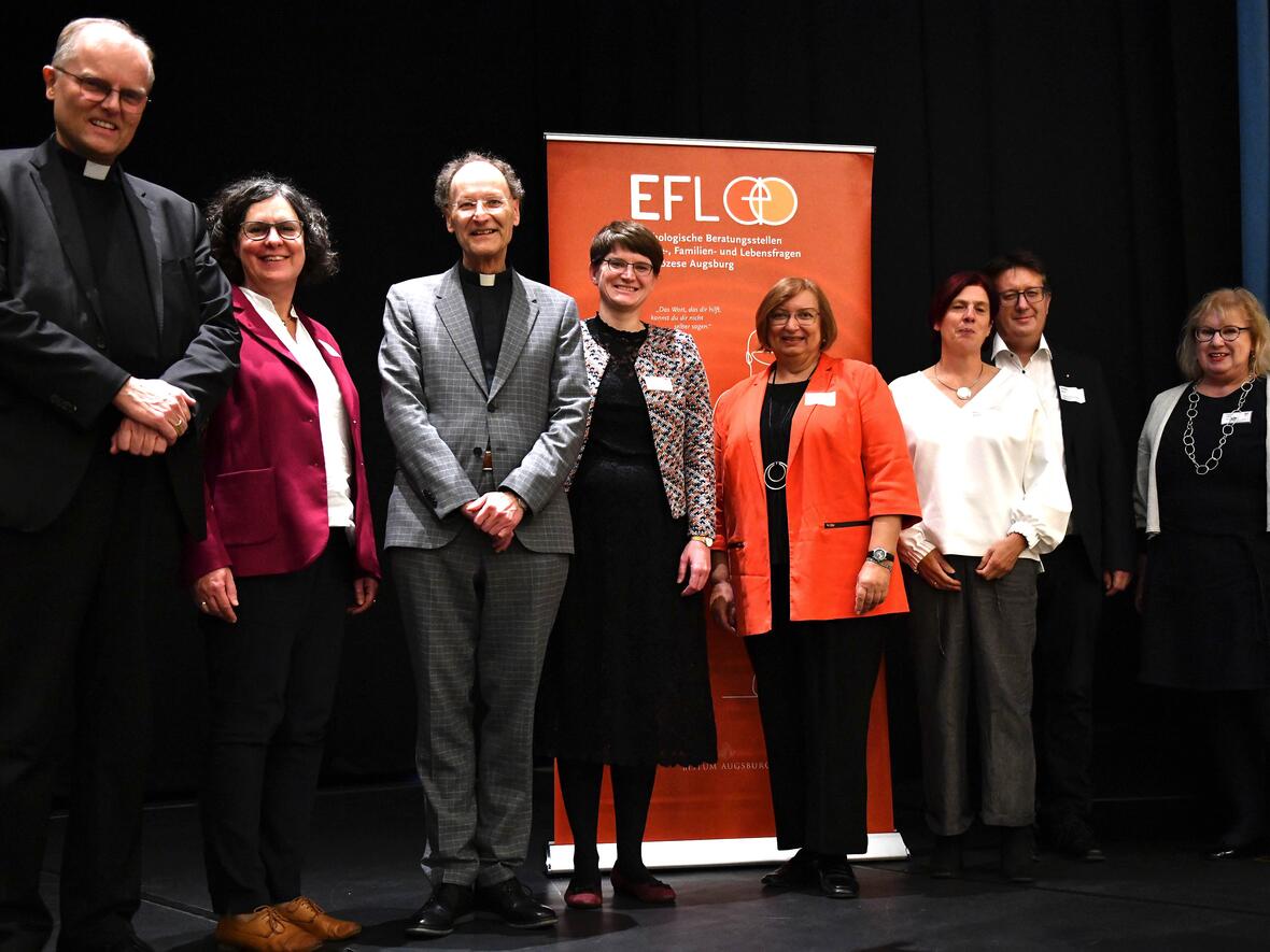 Freude über 50 Jahre EFL im Bistum: Weihbischof Florian Wörner, Seelsorgeamtsleitern Angelika Maucher, Generalvikar Msgr. Dr. Wolfgang Hacker, EFL-Bereichsleiterin Maria Muther, Sabine Grünwald (Landkreis Augsburg), Katrin Müllegger-Steiger (Landkreis Aichach-Friedberg) Andreas Claus (Caritas Schwabmünchen), Martina Lutz (EFL Augsburg) (Fotos: pba/Ulrich Bobinger).