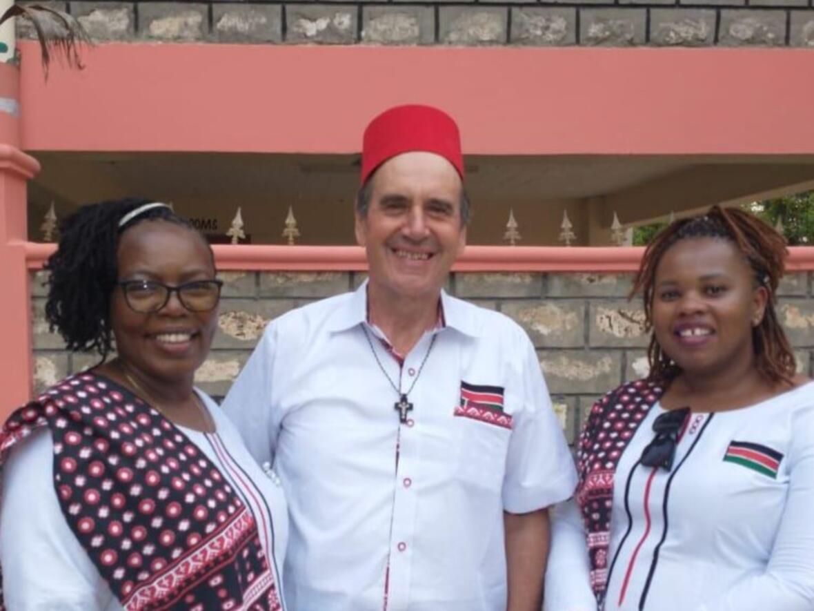 Pfarrer Hubert Mößmer bei den Ehrungsfeierlichkeiten in Kenia (Foto: privat)