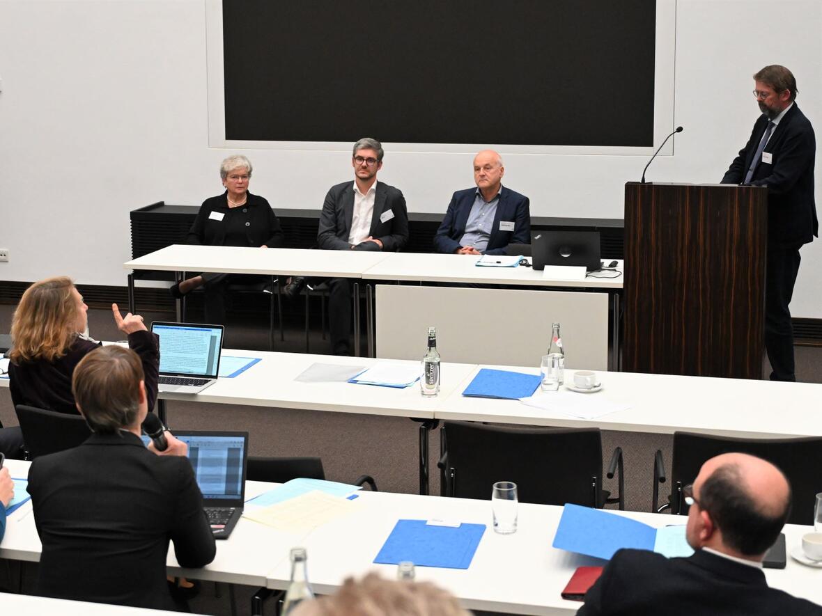 (v.l.) Die Professoren Schuler, Stoll und Oberdorfer bei der Podiumsdiskussion am Ende des Symposiums. (Fotos: Leander Stork)