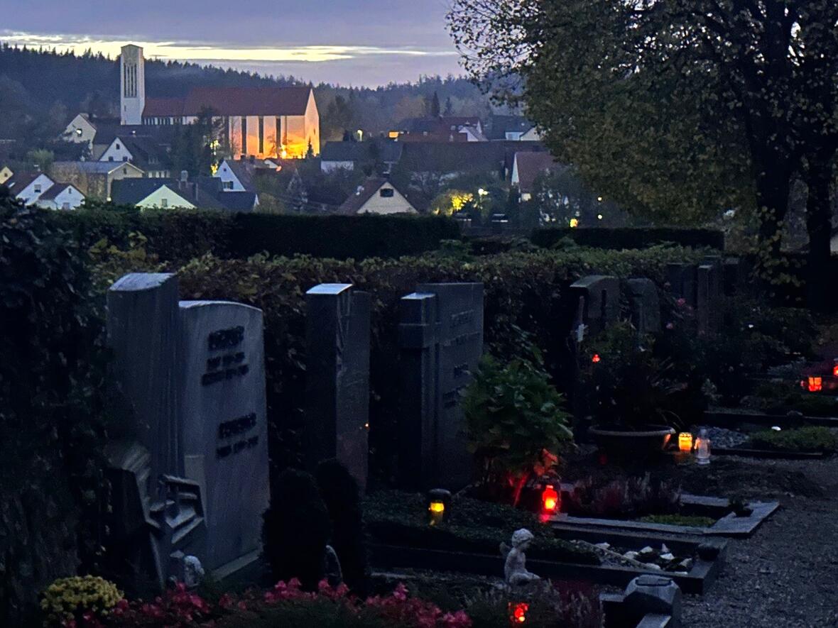 Der Friedhof in Straßberg bei Bobingen mit der Pfarrkirche Hl. Kreuz (Foto: Ulrich Bobinger / pba)
