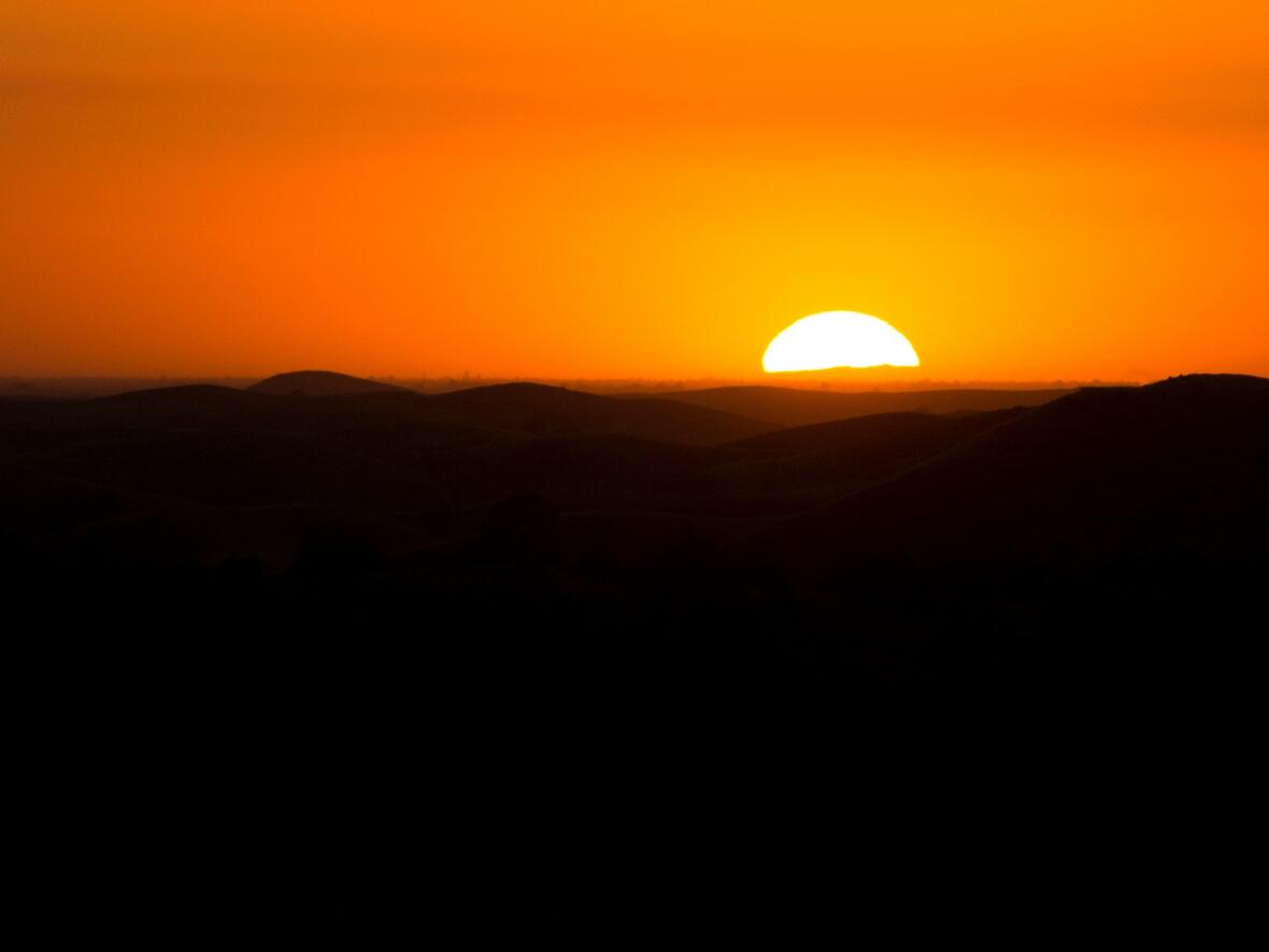 Sonnenaufgang am Morgen. (Foto: Elijah Hiett / Unsplash)
