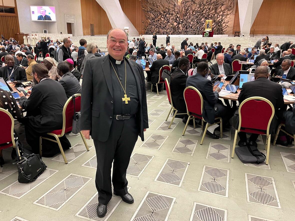 Bischof Bertram bei der Weltsynode in der Aula Paul VI. inmitten der anderen Teilnehmerinnen und Teilnehmer. (Archivfoto: Matthias Kopp / Deutsche Bischofskonferenz)