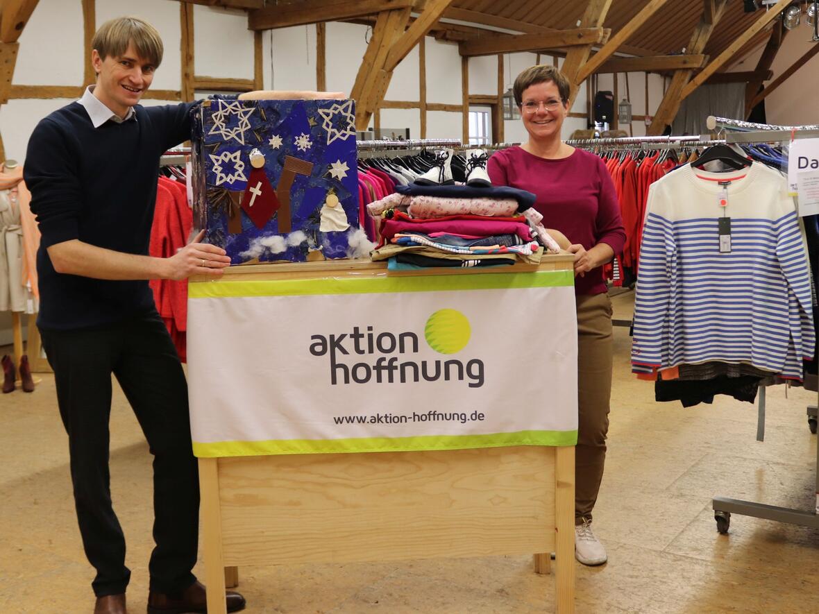 Geschäftsführer Johannes Müller (links) und Sortierleiterin Andrea Haslacher (rechts) freuen sich über den Eingang der ersten Kleiderspenden für „Meins wird Deins“. (Foto: Karin Stippler / aktion hoffnung)