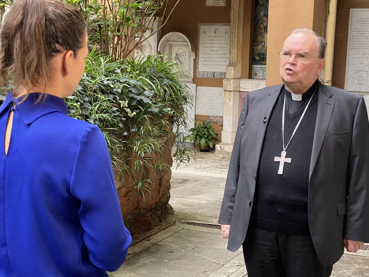 Interview auf dem Gelände des Campo Santo in Rom: Bischof Bertram im Gespräch mit BR-Moderatorin Irene Esmann (Foto: Wölfel/BR).