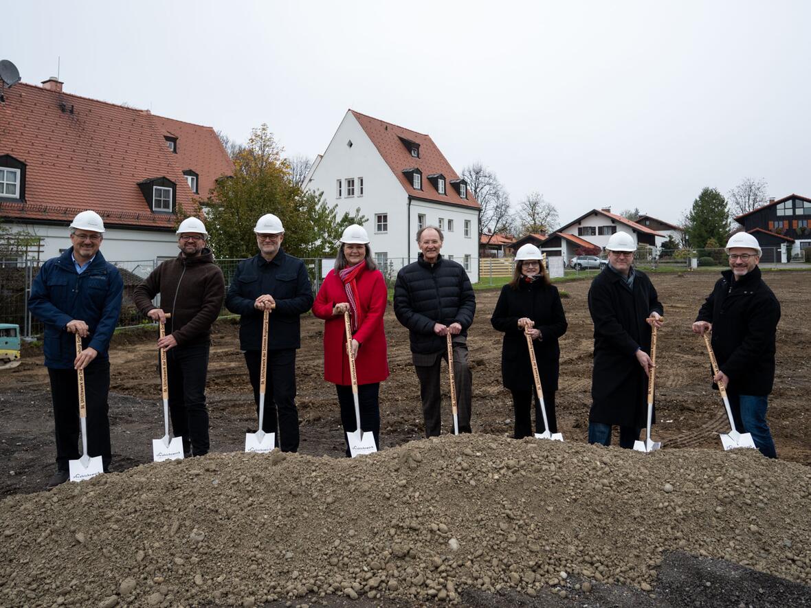 (v.l.) Bürgermeister Anton Ortlieb, Thomas Forster (St. Ulrichswerk), Mario Höll (Geschäftsführer St. UIrichswerk), Prof. Dr. Birgit Schaufler (Kath. Stiftungshochschule), Generalvikar Monsignore Dr. Wolfgang Hacker, Ministerialdirigentin Petra Kramer, Michael Fels (Architekt) und Heinrich Lang (Geschäftsführer Kolping-Stiftung Augsburg) (Fotos: Julian Schmidt / pba)