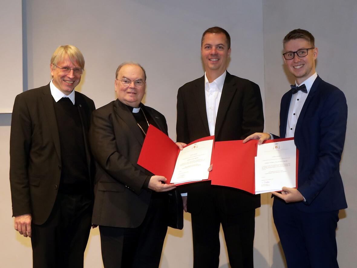(v.l.) Domkapitular Dr. Thomas Groll, Bischof Dr. Bertram Meier und die beiden Förderpreisträger Dr. des. Denis Mohr und Dr. des. Philipp Thomas Wollmann (Foto: Annette Zoepf / pba)