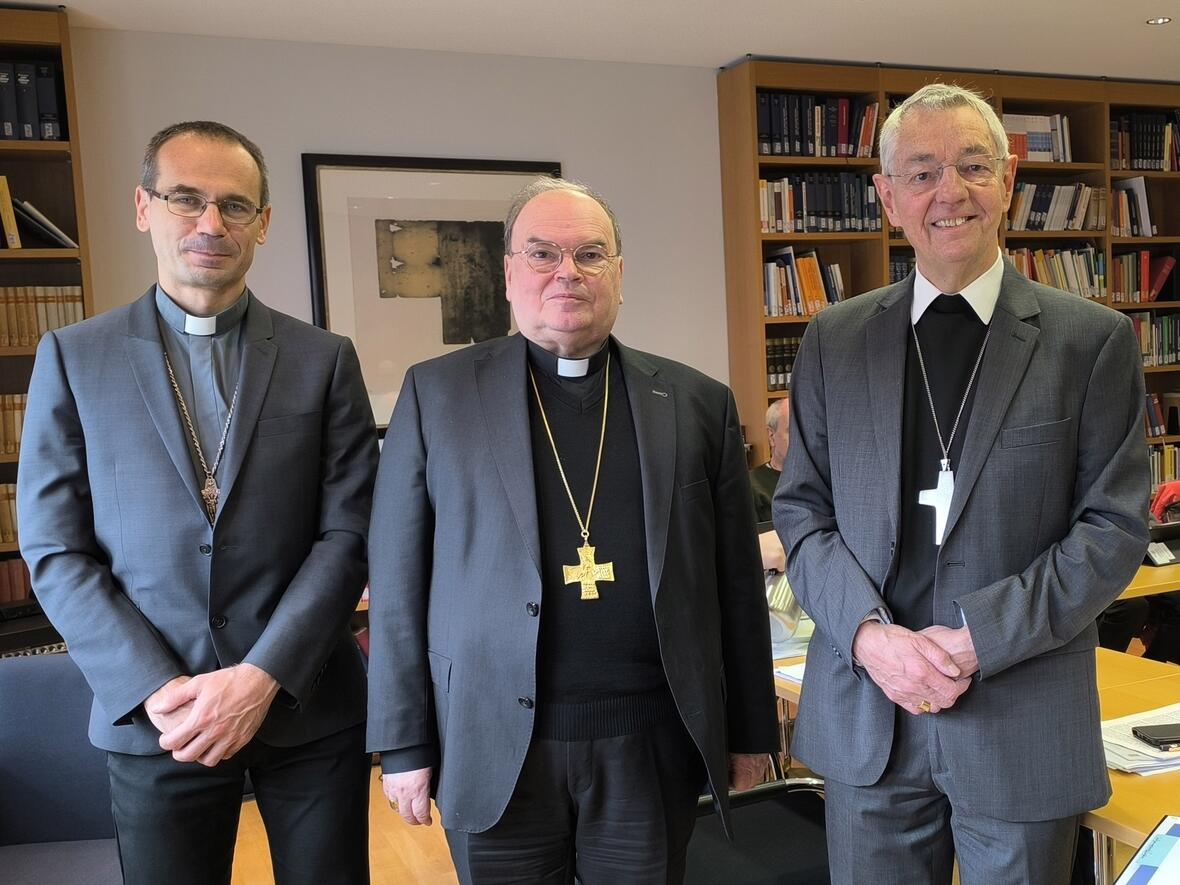 Bischof Dr. Bertram Meier (Mitte), übernimmt das Amt des Stiftungsratsvorsitzenden von Erzbischof em. Ludwig Schick (rechts). Weihbischof Maciej Małyga aus Breslau/Wroclaw (links) wurde zum stellvertretenden Vorsitzenden des Stiftungsrates gewählt. (Foto: Maximilian-Kolbe-Werk)