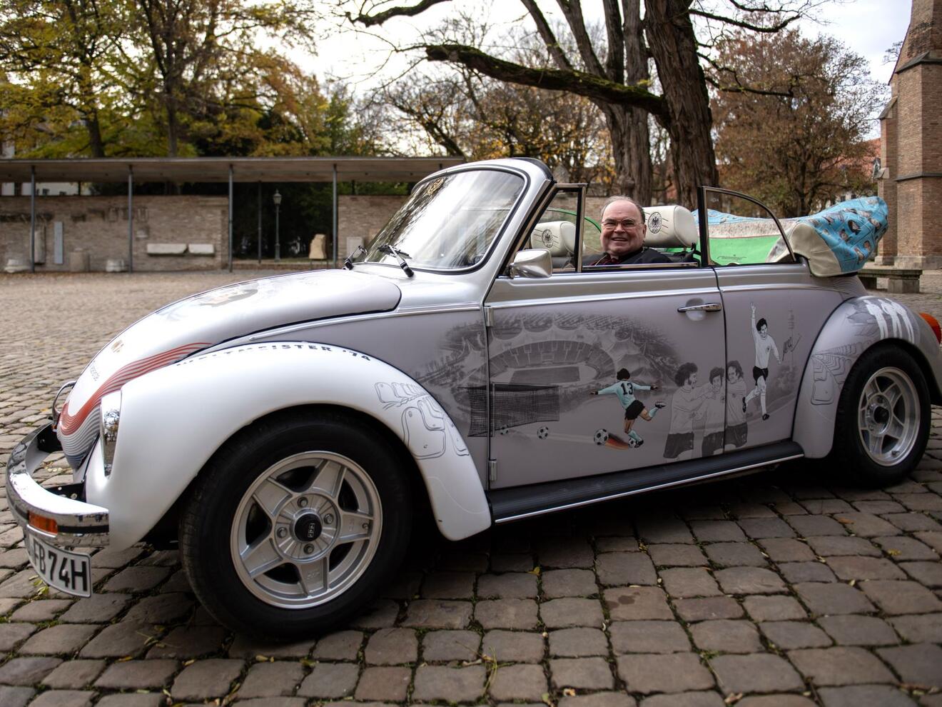 Unterschreiben für den guten Zweck: Bischof Bertram im silbernen VW-Käfer (Fotos: Julian Schmidt / pba)