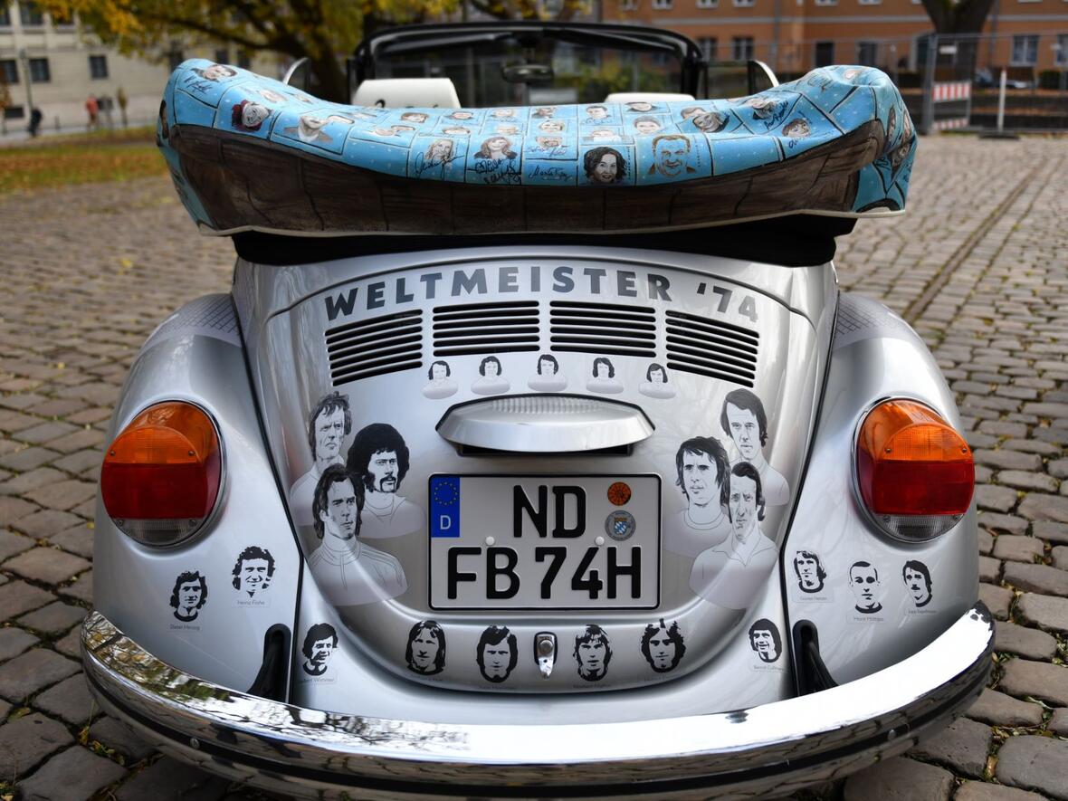 Das Auto steht voll und ganz im Zeichen der Fußballbegeisterung.