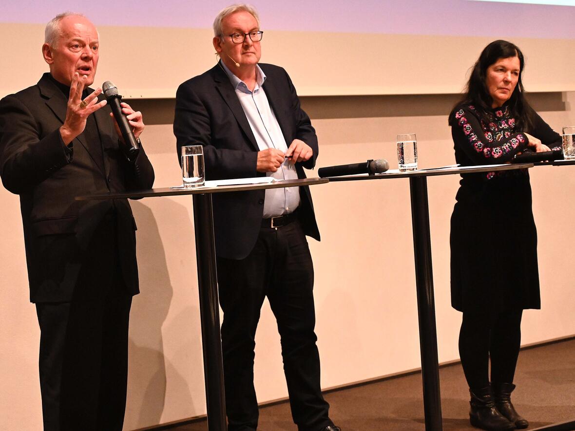 Wie wird die Künstliche Intelligenz unseren Alltag prägen? Weihbischof Dr. Dr. Anton Losinger und Prof. Dr. Elisabeth André lieferten erkenntnisreiche Einblicke. In der Mitte Moderator Dr. Robert Schmucker (Foto: pba/Ulrich Bobinger)