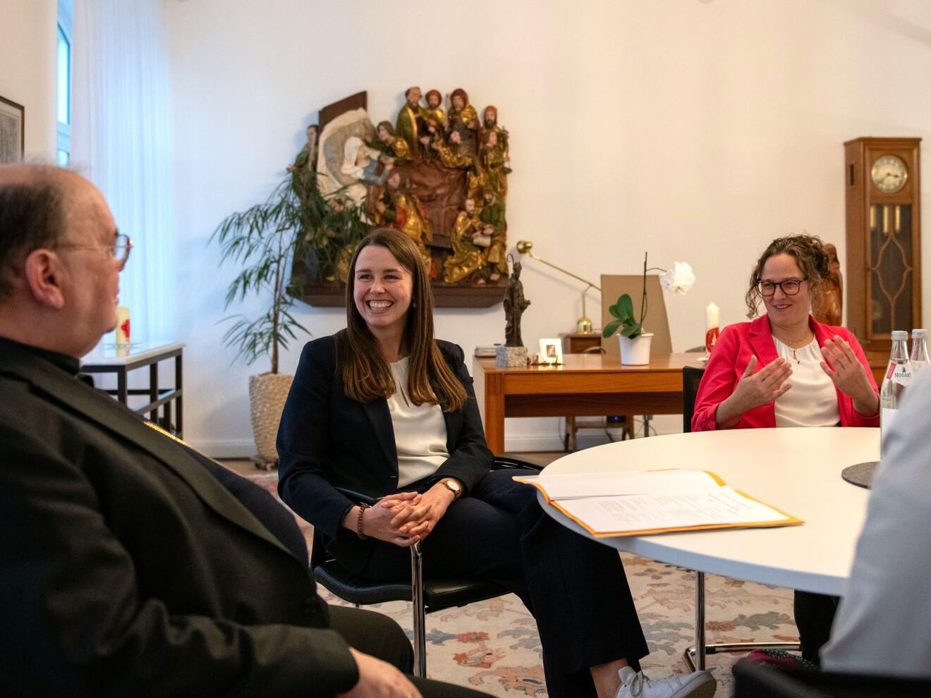 Die beiden Mentees Kim Reicherter (l.) und Kerstin Mayer haben sich gestern mit Bischof Bertram ausgetauscht (Foto: Julian Schmidt / pba)
