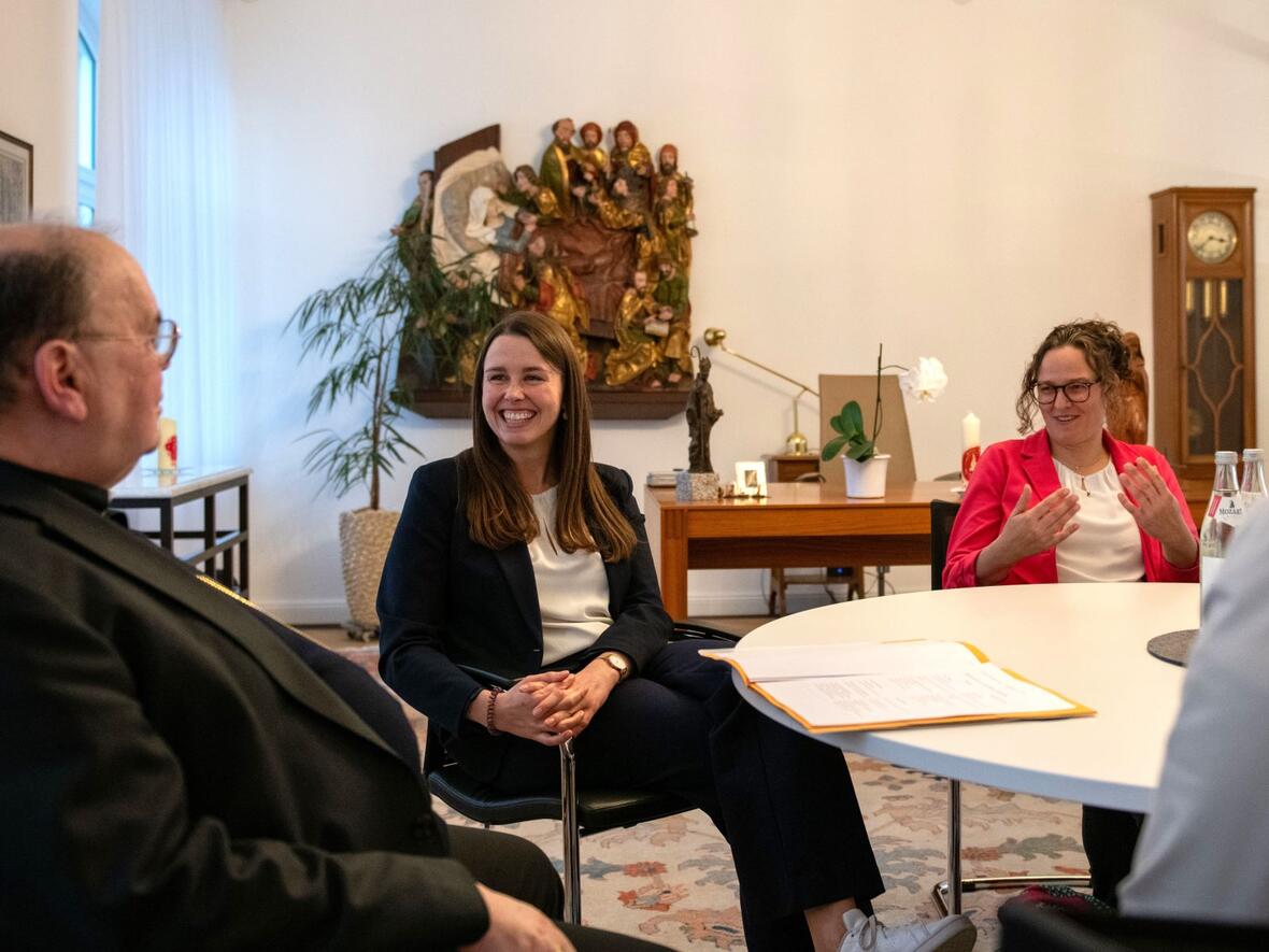Die beiden Mentees Kim Reicherter (l.) und Kerstin Mayer haben sich gestern mit Bischof Bertram ausgetauscht (Foto: Julian Schmidt / pba)