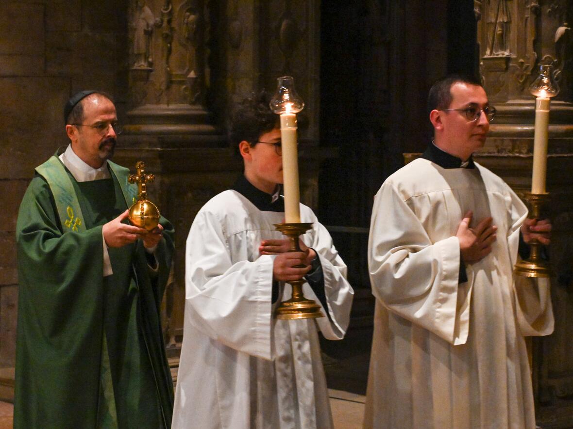 Ein Gefäß mit Reliquien des neuen Seligen in Form eines Reichsapfels wird feierlich durch das Freiburger Münster getragen (Fotos: Leander Stork / pba)