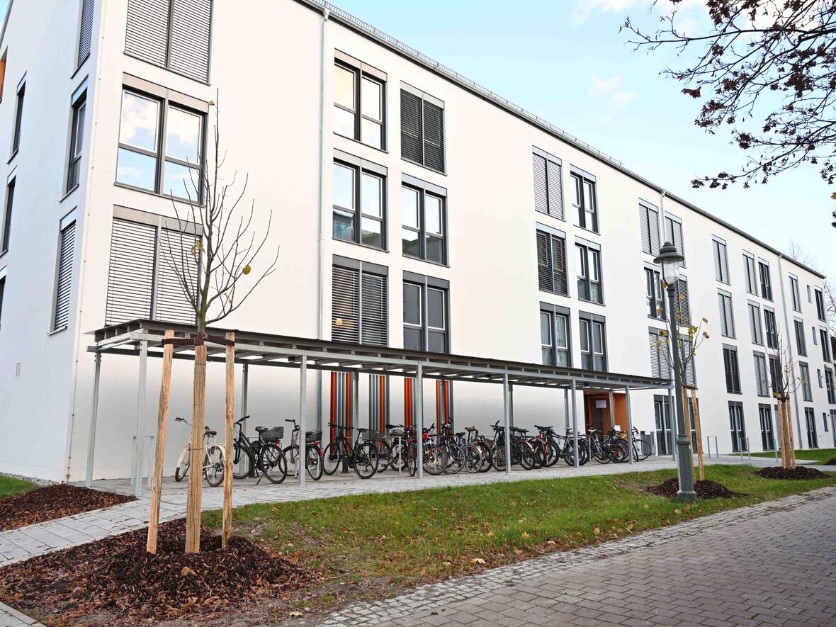 Das neue vierstöckige Studierendenwohnheim befindet sich direkt am Campus der Universität. 