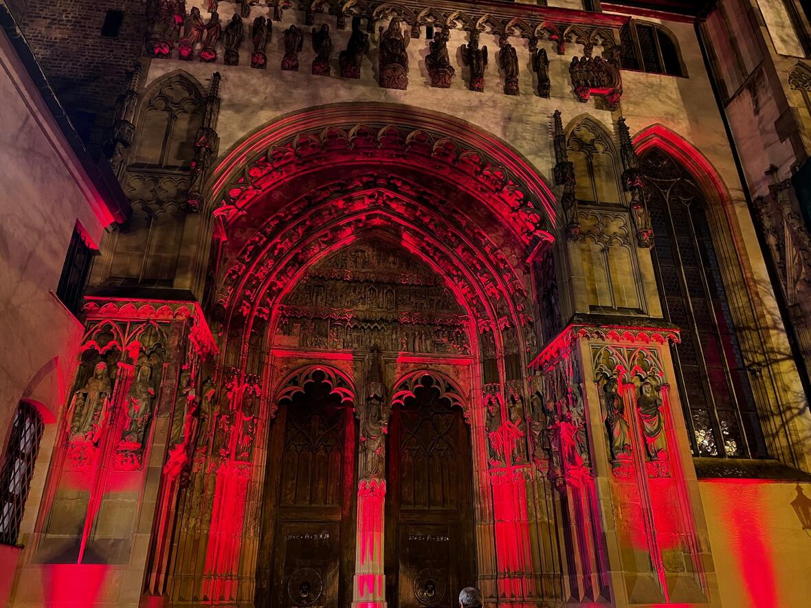Das Portal des Augsburger Doms leuchtete rot. (Foto: Kirche in Not)