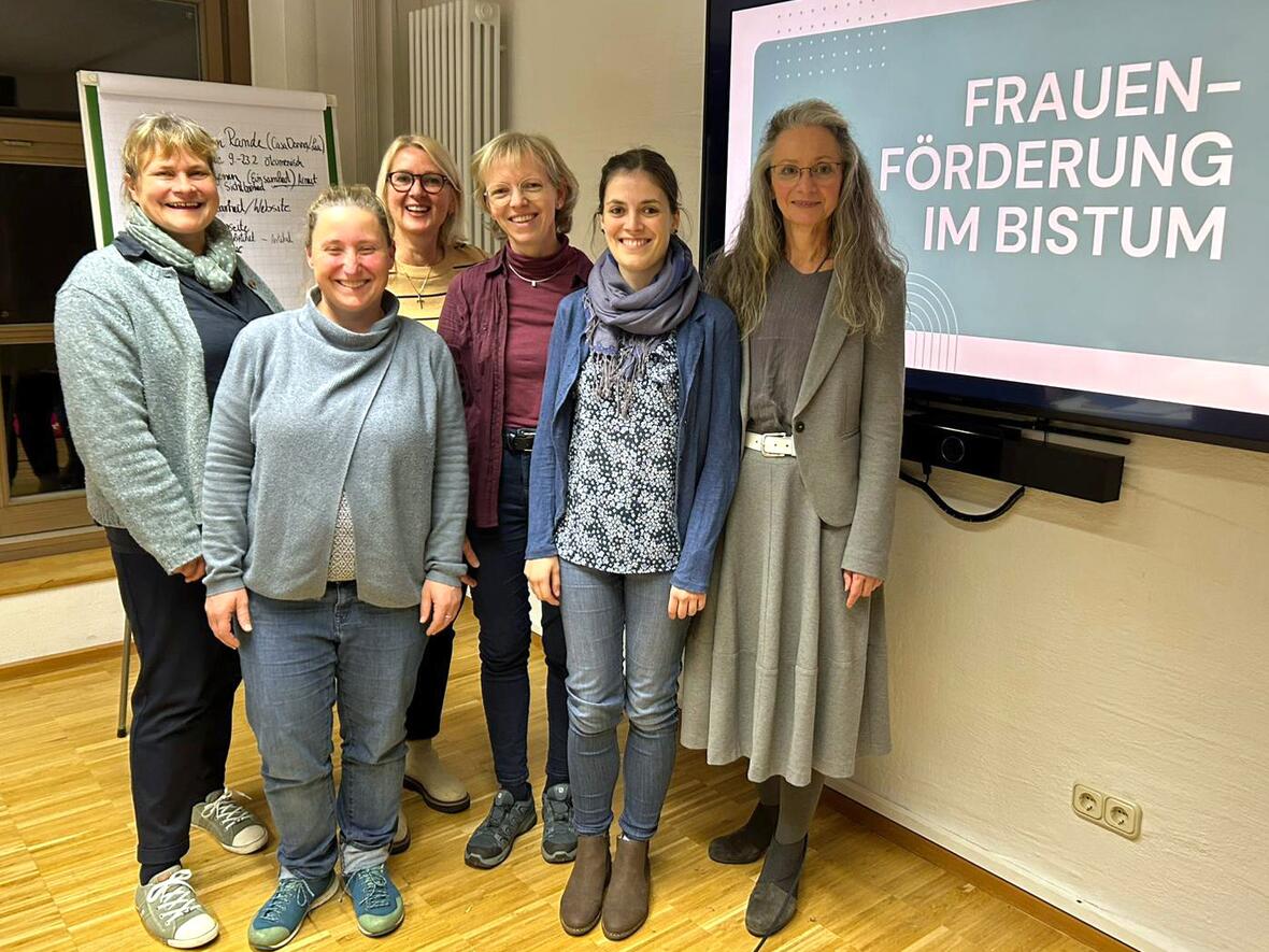 Das gewählte Sprecherinnenteam (von links): Elvira Blaha (Frauenseelsorge), Sophia Vogel (Talitha/PSG), Ulrike Dir (KAB), Gabi Kögel-Schütz (Gemeindereferentinnen), Ruth Hoffmann (KDFB) und Birgit Ullmann (Verbraucherservice). (Foto: Frauenforum Bistum Augsburg)